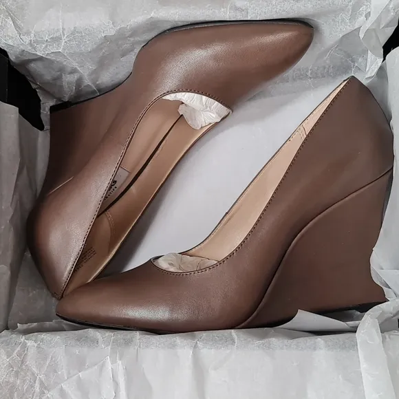 🎁 Clarks Women's Azizi Isis Wedge Shoes