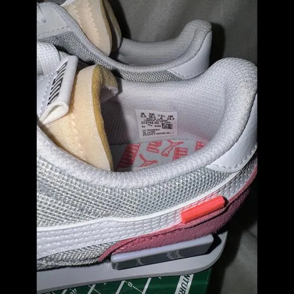 [371149-90] Women’s Puma FUTURE RIDER PLAY ON Size 8