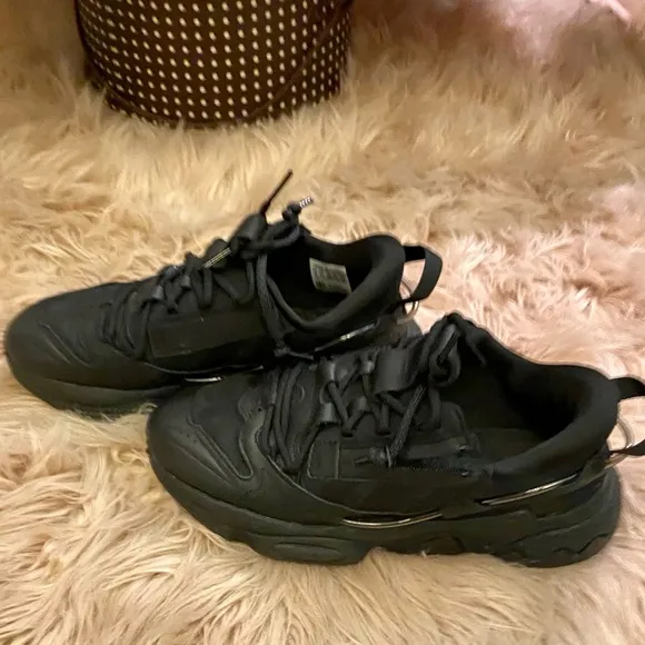 Adidas | BLACK Ozweego Sneaker Mens 4/Womens 6 NWT