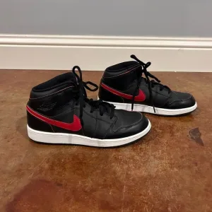 Air Jordan 1 Retro Mid GS 'Black Gym Red'​