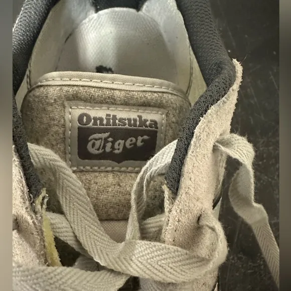 Asics Onitsuka Tiger Running Shoes Men's Grey and White Trainers. Size 10
