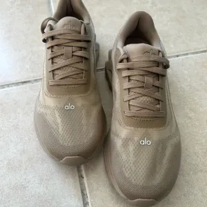 Authentic ALO Yoga Runner Gravel sz9 Brand NEW No BOX NEVER worn
