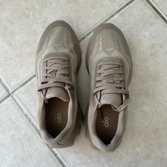 Authentic ALO Yoga Runner Gravel sz9 Brand NEW No BOX NEVER worn