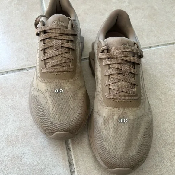 Authentic ALO Yoga Runner Gravel sz9 Brand NEW No BOX NEVER worn