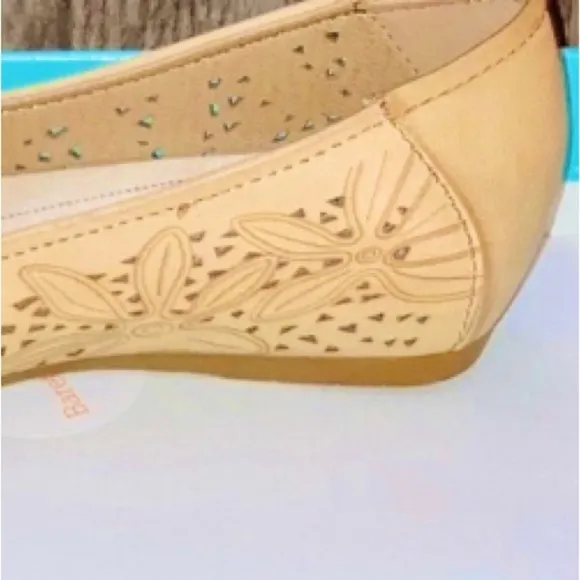 BNIOB• BareTraps Mariah Flats with Memory Foam in Caramel ~ Women’s Flats