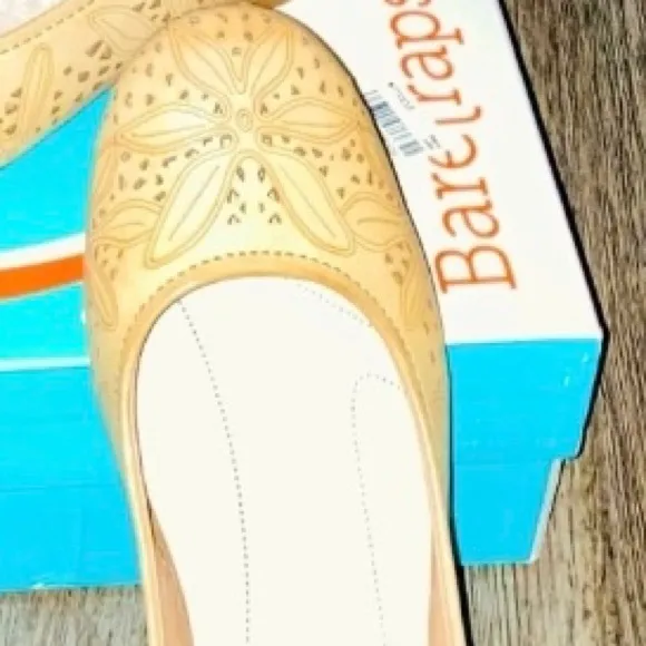 BNIOB• BareTraps Mariah Flats with Memory Foam in Caramel ~ Women’s Flats