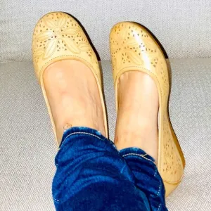 BNIOB• BareTraps Mariah Flats with Memory Foam in Caramel ~ Women’s Flats