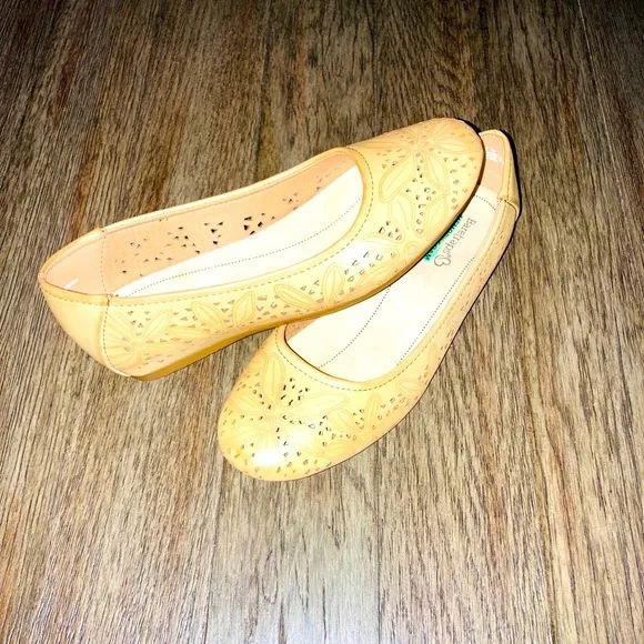 BNIOB• BareTraps Mariah Flats with Memory Foam in Caramel ~ Women’s Flats