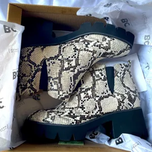 Born Womens Snakeskin Leather Stretch Pull On Chelsea Boots Shoes NWT