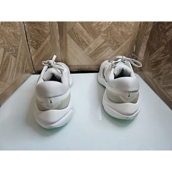 Brand New Nike Women's  Air Zoom Vomero 16 Running Shoes 10. 204