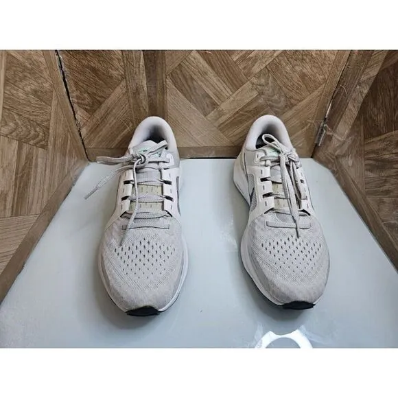 Brand New Nike Women's  Air Zoom Vomero 16 Running Shoes 10. 204