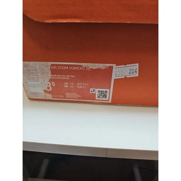 Brand New Nike Women's  Air Zoom Vomero 16 Running Shoes 10. 204