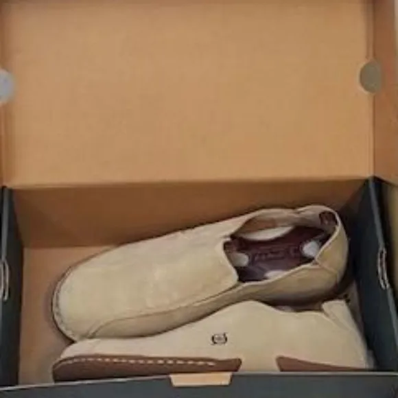 BØRN Unisex Tan suede leather loafer walking slip-on shoes - size 8 New in Box