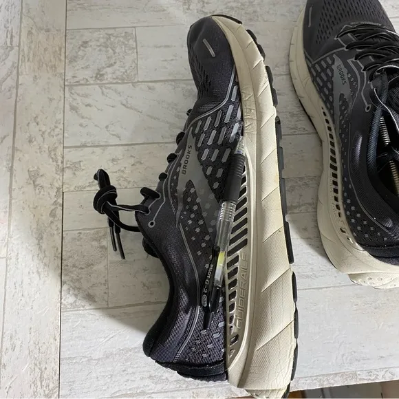 Brooks Adrenaline GTS 21 Gray Black Running Shoes Mens size 12.5 D (1103491D093)