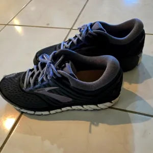 Brooks Ariel 18 Size 11 Wide Width Athletic Tennis Shoes Running Gym Purple Grey