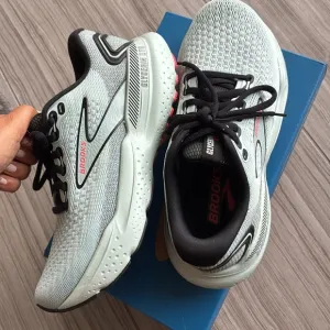 Brooks Glycerin GYS running Shoes in women’s size 7 almost new in the box.