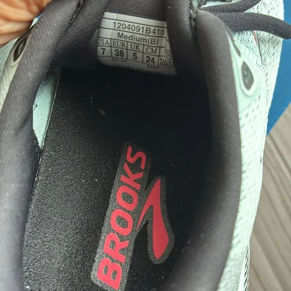 Brooks Glycerin GYS running Shoes in women’s size 7 almost new in the box.