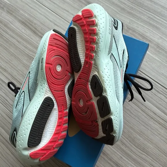 Brooks Glycerin GYS running Shoes in women’s size 7 almost new in the box.