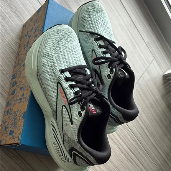 Brooks Glycerin GYS running Shoes in women’s size 7 almost new in the box.
