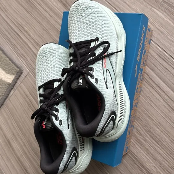 Brooks Glycerin GYS running Shoes in women’s size 7 almost new in the box.