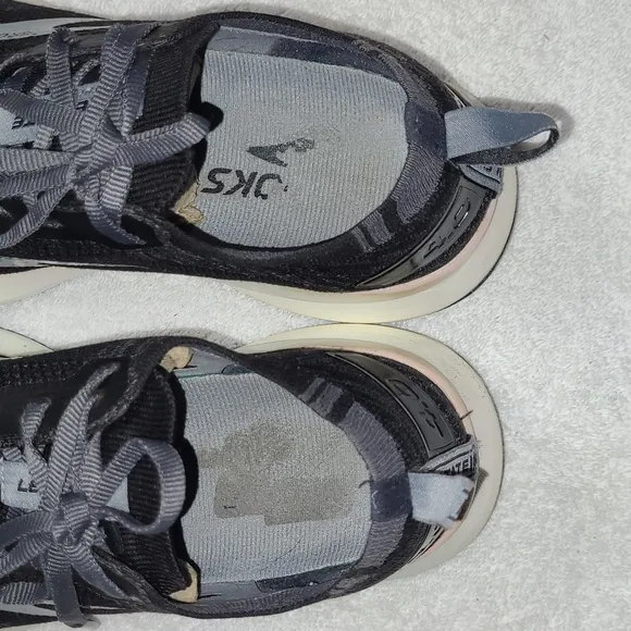 BROOKS Levitate 4 Running Trainning Shoes  Size 8.5 Womans