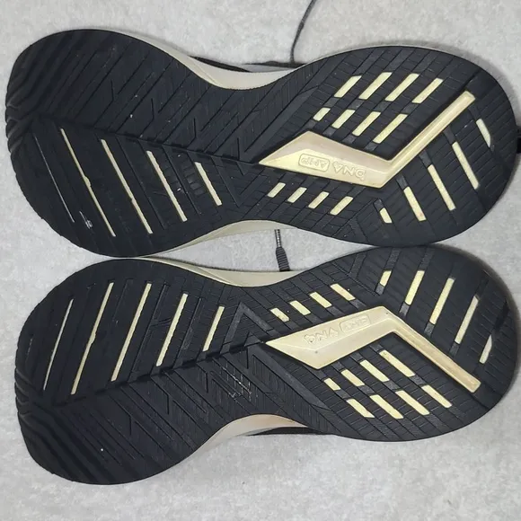 BROOKS Levitate 4 Running Trainning Shoes  Size 8.5 Womans
