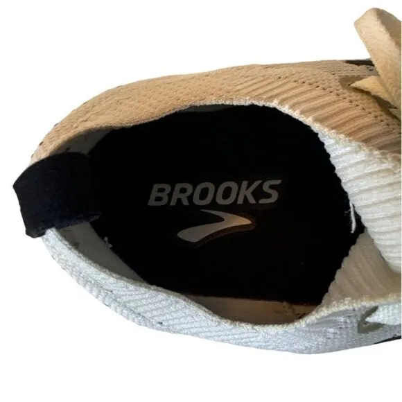 Brooks Levitate Womens Running Shoes Size 8.5 White &amp; Black