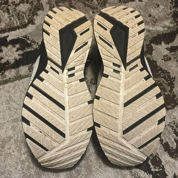 Brooks sneakers black &amp; white revel gym shoes