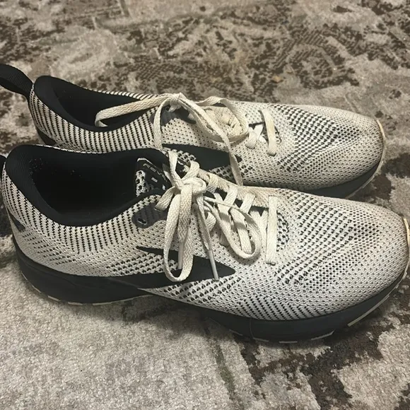 Brooks sneakers black &amp; white revel gym shoes