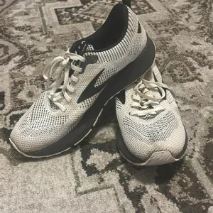 Brooks sneakers black &amp; white revel gym shoes