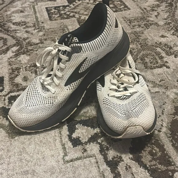 Brooks sneakers black &amp; white revel gym shoes