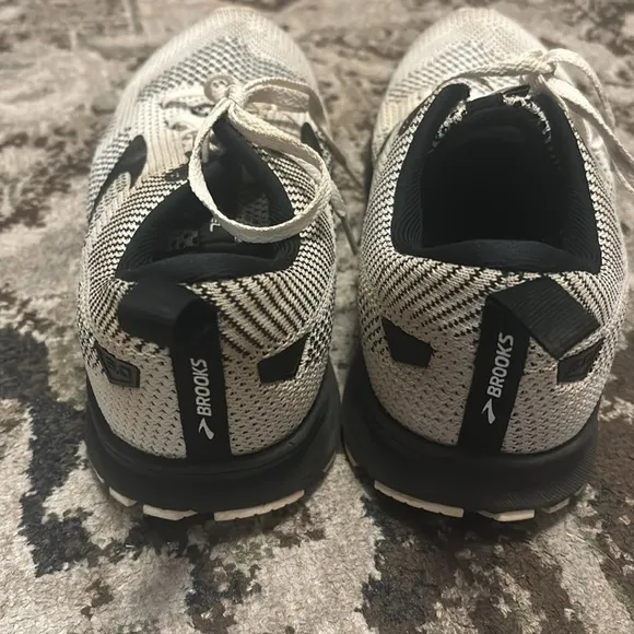 Brooks sneakers black &amp; white revel gym shoes