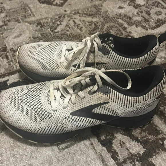 Brooks sneakers black &amp; white revel gym shoes