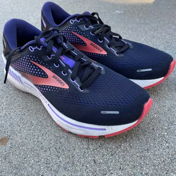 Brooks Women’s Adrenaline GTS 22 Running Shoes Size 10 Preowned great condition