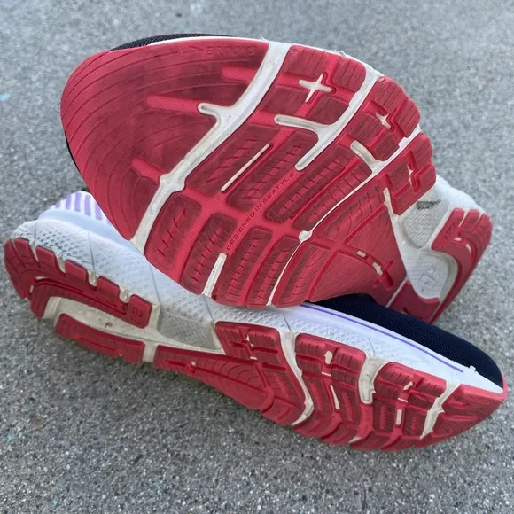 Brooks Women’s Adrenaline GTS 22 Running Shoes Size 10 Preowned great condition
