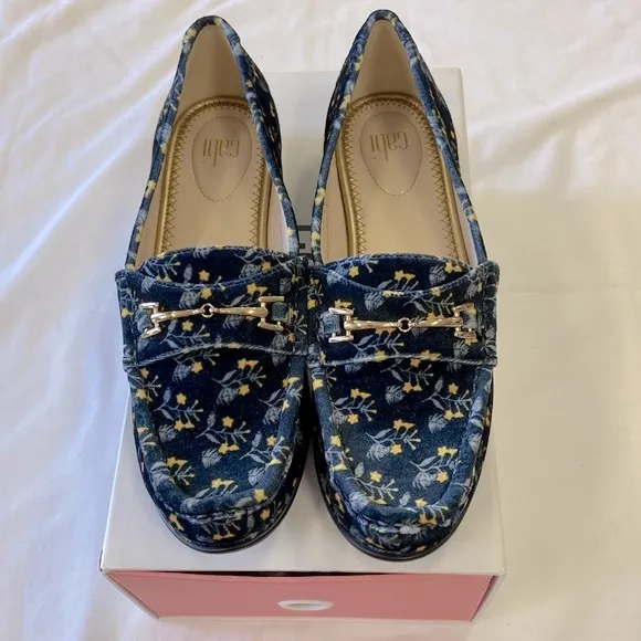 Cabi Carnaby Velvet Blue Loafers Shoes style# 6005 Yellow Flowers Christmas 7M
