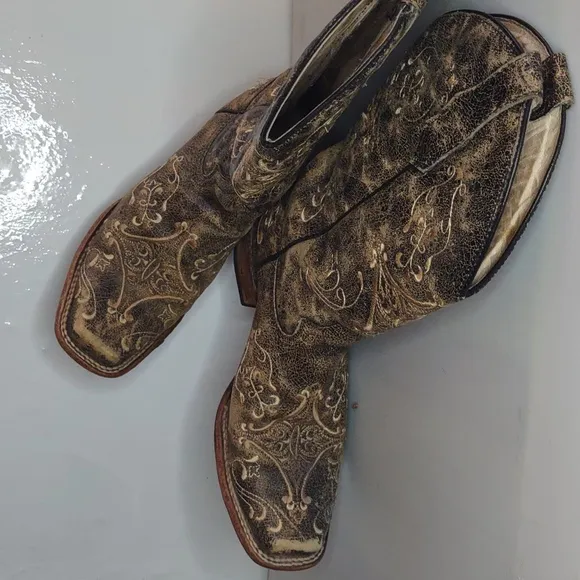 Circle G Womens Embroidered Swirl Snip Toe Distressed Cowgirl Boots size 9