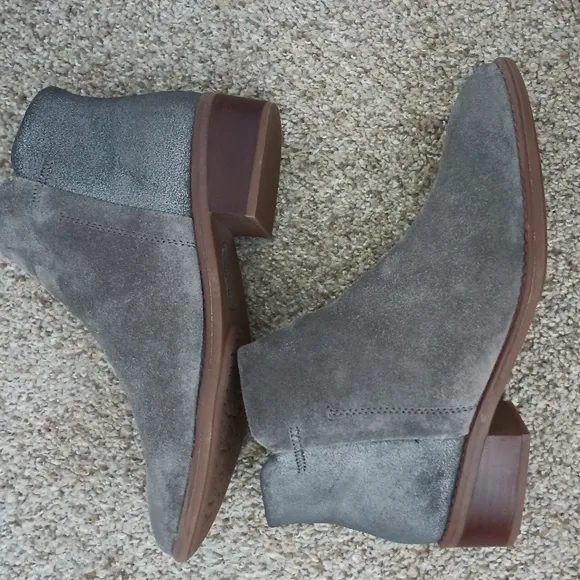 Comfortiva Carrie grey suede booties size 7.5