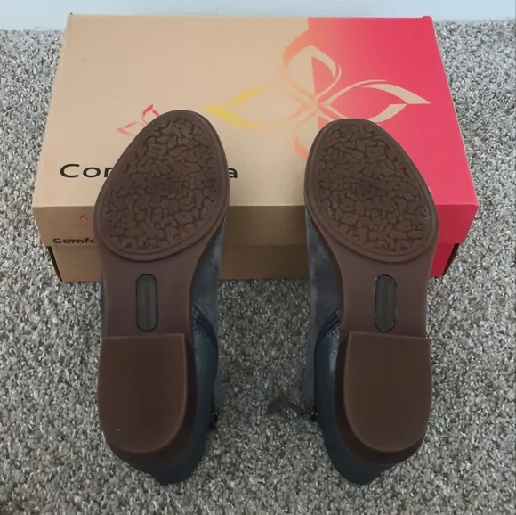 Comfortiva Carrie grey suede booties size 7.5