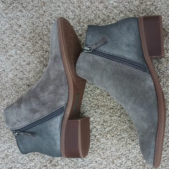 Comfortiva Carrie grey suede booties size 7.5