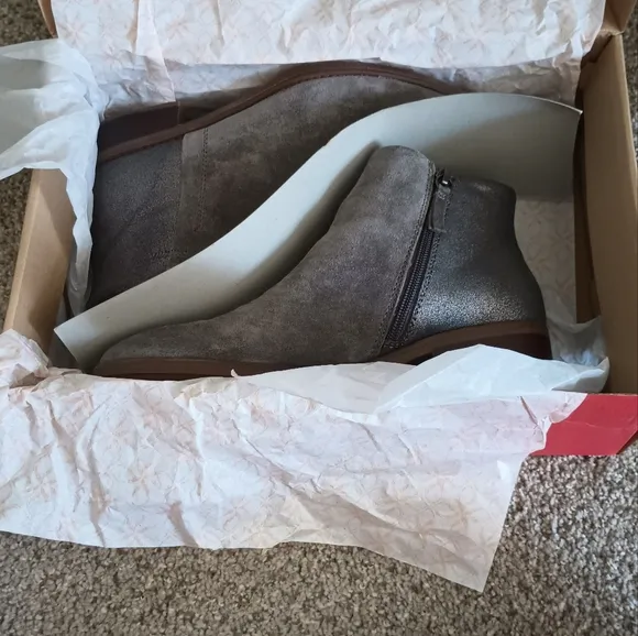 Comfortiva Carrie grey suede booties size 7.5