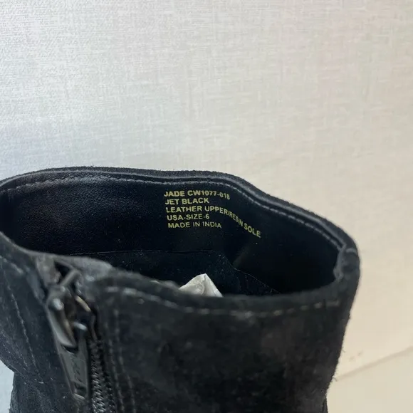 Crevo Jade‎ Leather Block Heel Bootie Black Suede 6M, G 124