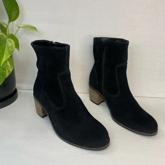 Crevo Jade‎ Leather Block Heel Bootie Black Suede 6M, G 124