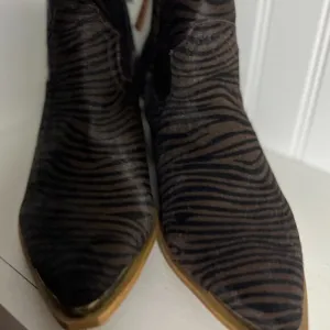 Dingo Hairy Up Genuine Calf Hair Western Boot Brown Zebra size 8
