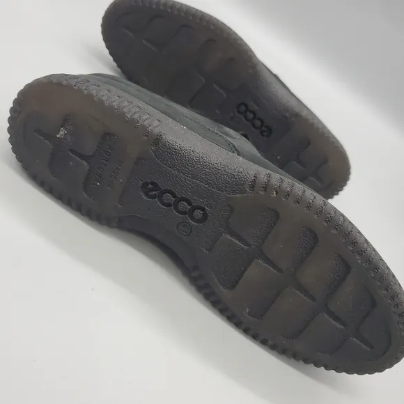 Ecco Sneakers Women's Size 9.5 Soft Low Top Cushioned Footbed Black Suede