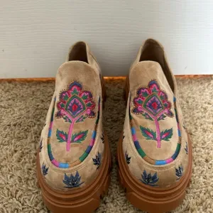 Farm Rio Embroidered Lug Sole Loafers Women's Shoes - Size 6