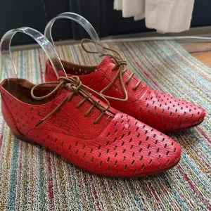 Fluevog LIKE NEW Expectations Trust tomato red perforated lace-up flat - 8.5