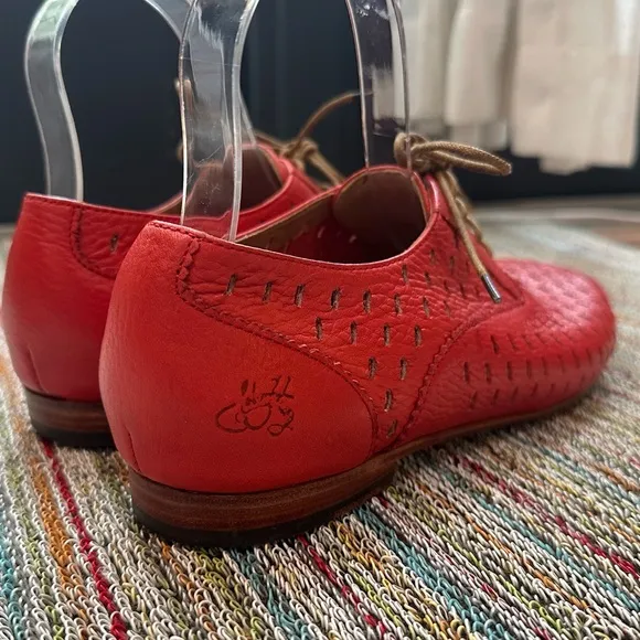 Fluevog LIKE NEW Expectations Trust tomato red perforated lace-up flat - 8.5
