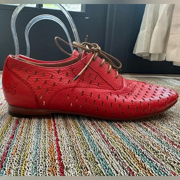 Fluevog LIKE NEW Expectations Trust tomato red perforated lace-up flat - 8.5