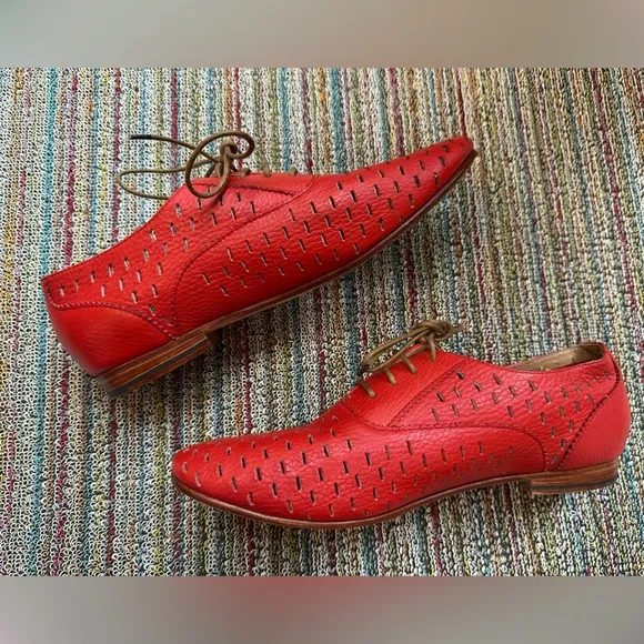 Fluevog LIKE NEW Expectations Trust tomato red perforated lace-up flat - 8.5